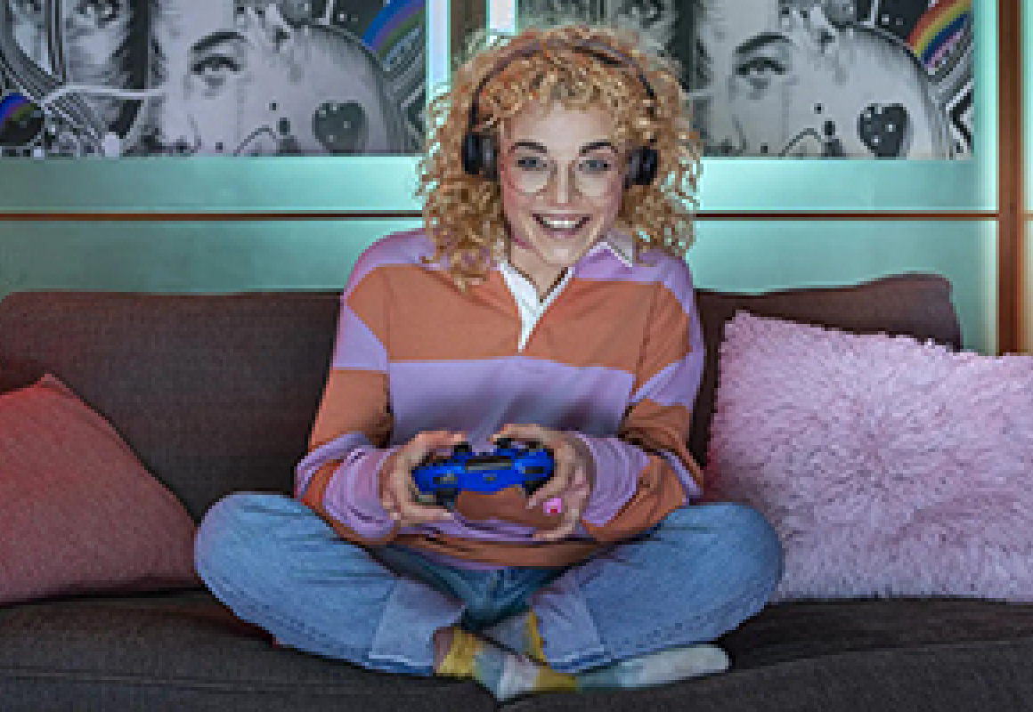 Image d'une femme qui joue au jeux vidéo